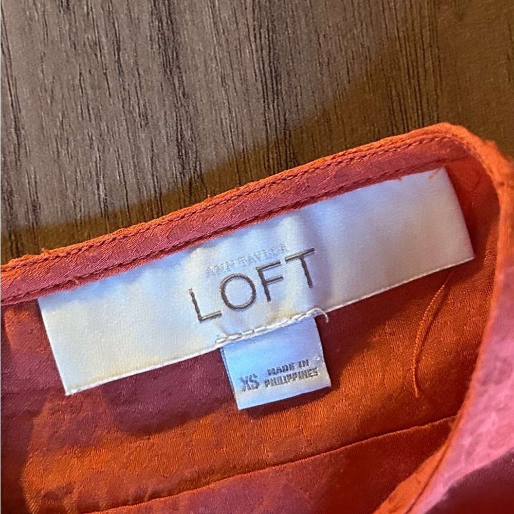 Loft XS burnt orange blouse, 3 buttons on back, elastic sleeve bottoms - Picture 4 of 7